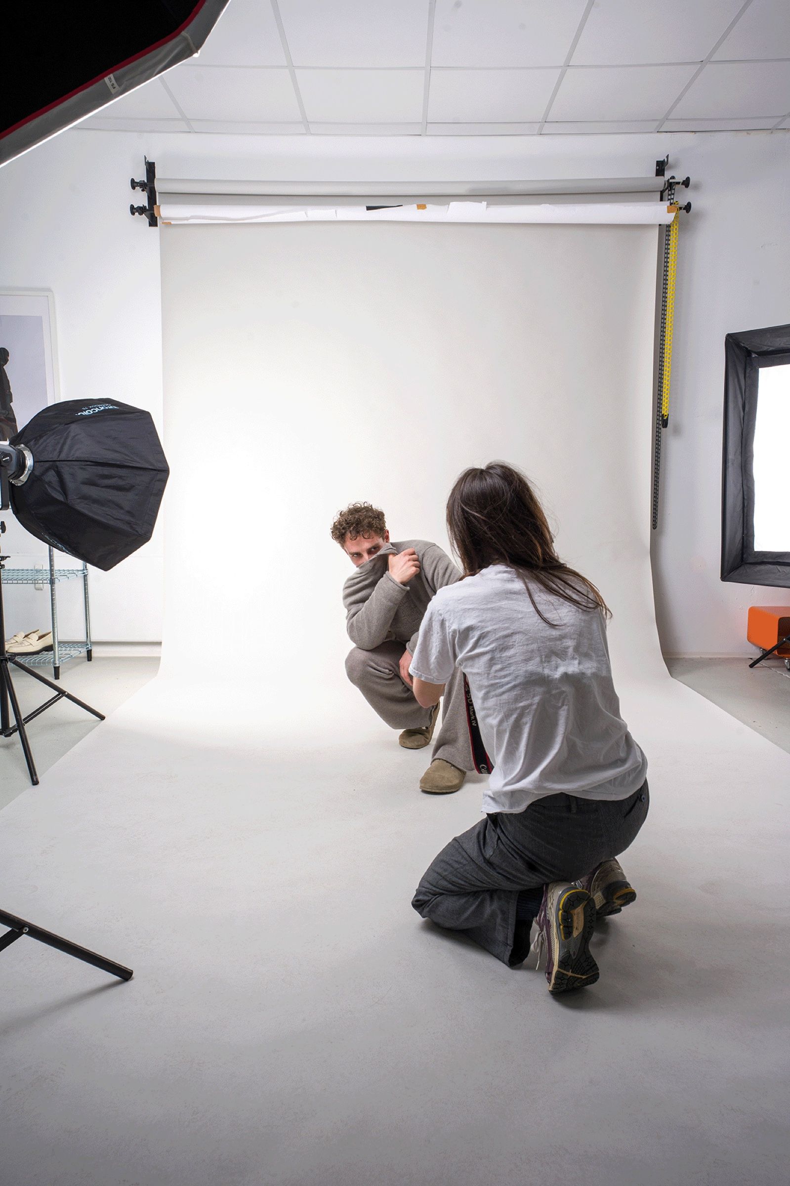 Behind the Scenes im Studio, Fotograf am Boden vor der Hohlkehle