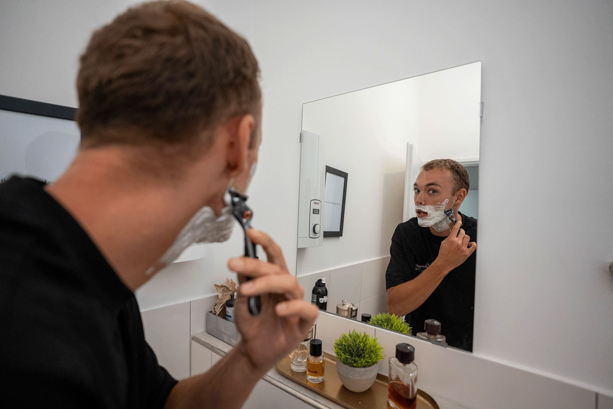 Rasurszene vor dem Badezimmerspiegel aus einer LebenGut Produktion
