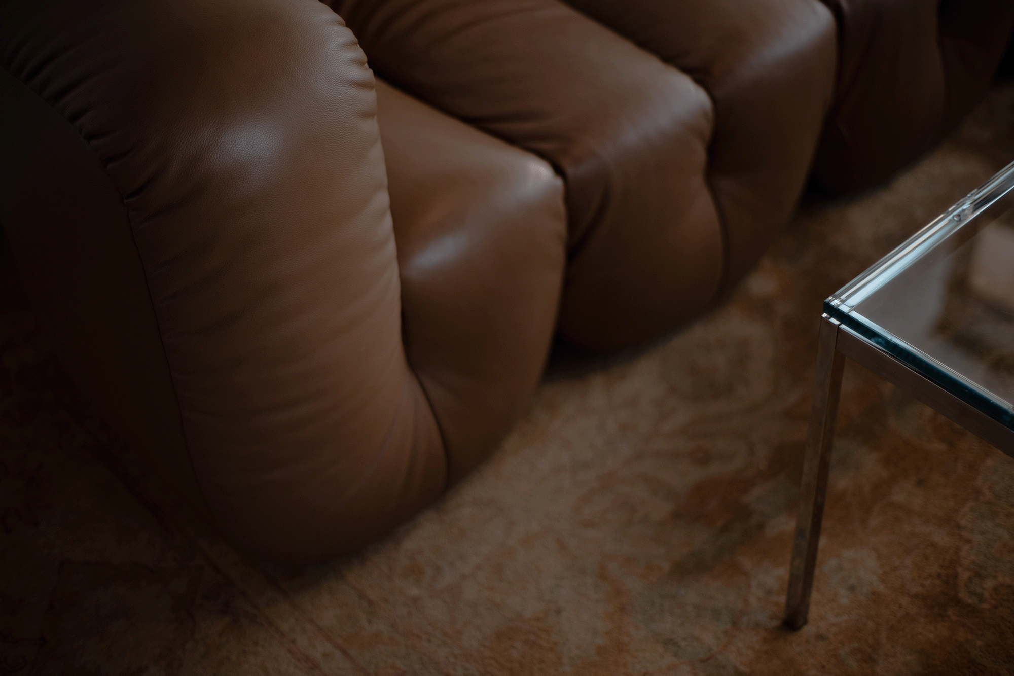 Nahaufnahme eines Ledersofas in warmem Licht