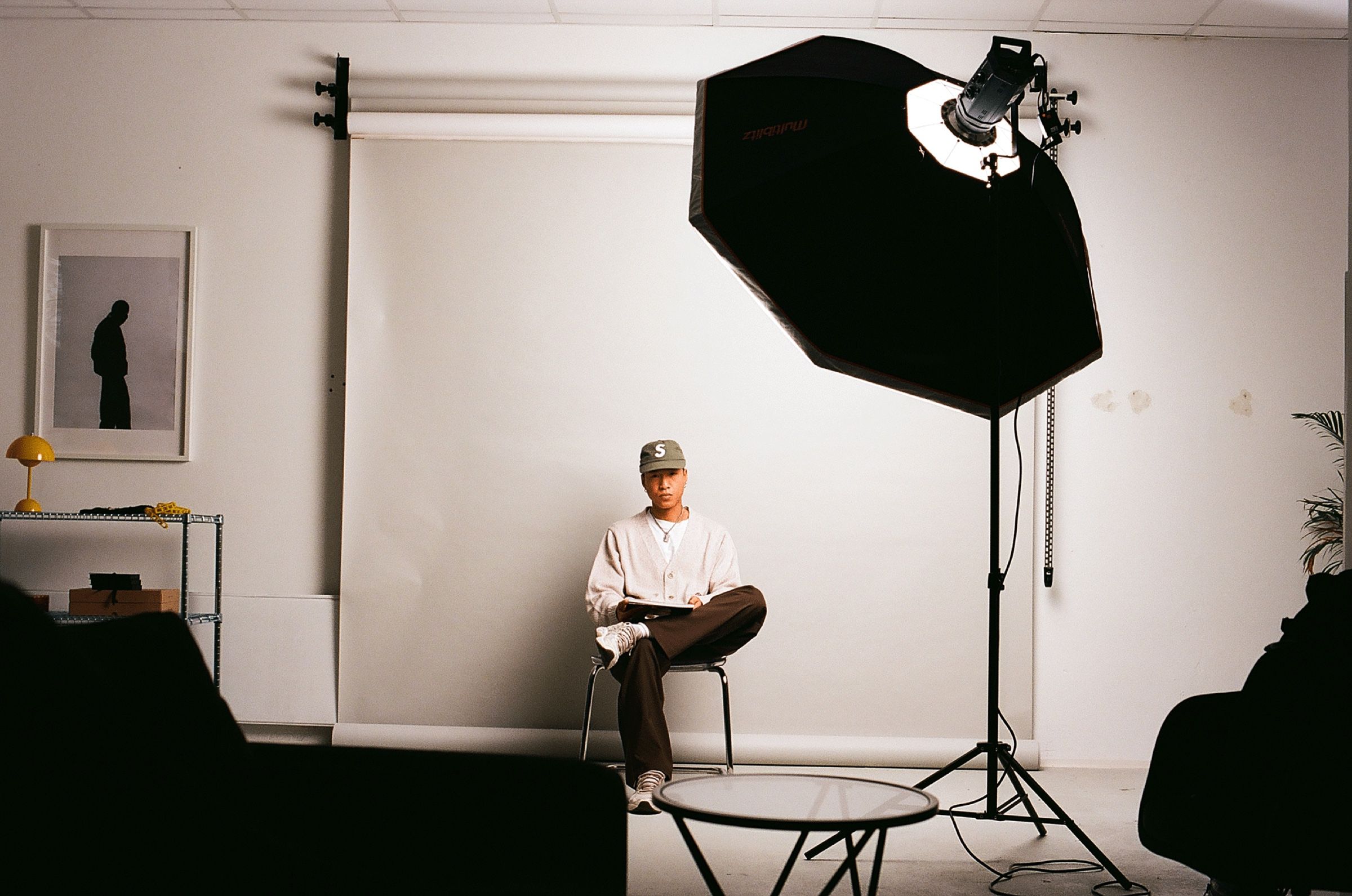 Set-Situation mit Softbox und sitzendem Modell im Studio