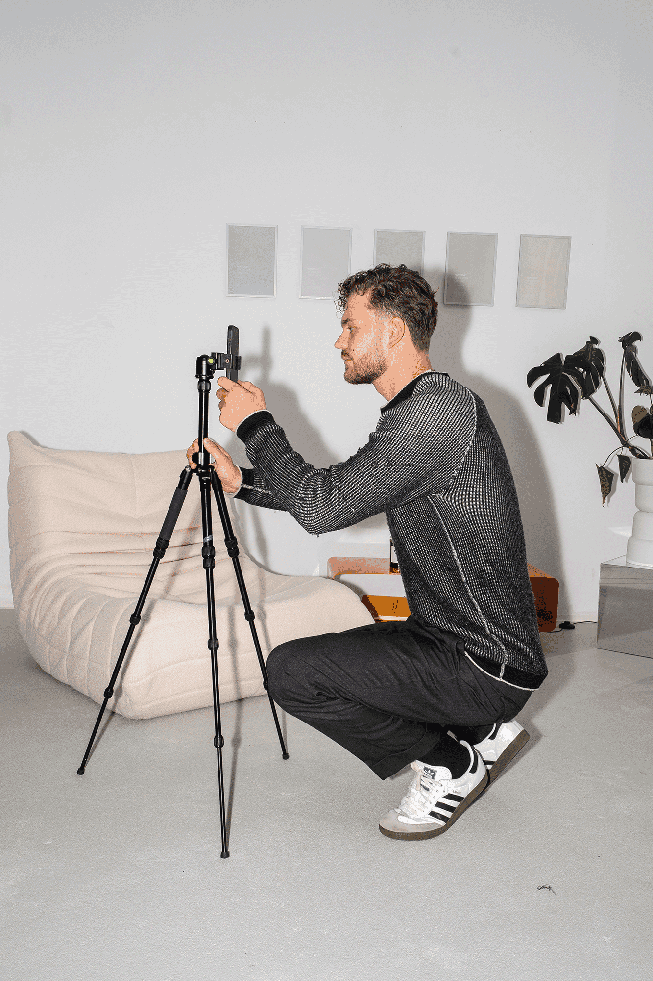 Content-Produktion mit Smartphone und Stativ
